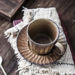 كوب فخار بني معتق