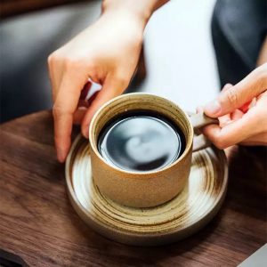 كوب فخار بني غامق
