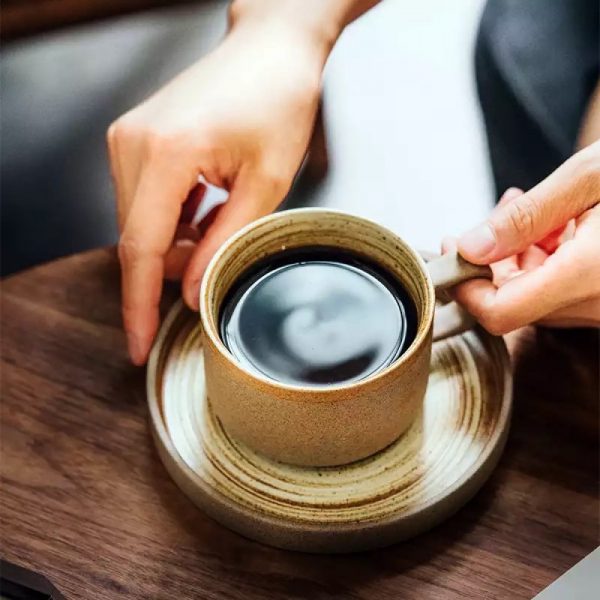 كوب فخار بني غامق